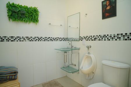 Casa de condomínio para alugar com 360m², 5 quartos e 1 vaga Casa de condomínio para alugar com 360m², 5 quartos e 1 vagaBanheiro externo