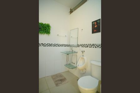 Casa de condomínio para alugar com 360m², 5 quartos e 1 vaga Casa de condomínio para alugar com 360m², 5 quartos e 1 vagaBanheiro externo