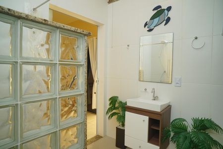Casa de condomínio para alugar com 360m², 5 quartos e 1 vaga Casa de condomínio para alugar com 360m², 5 quartos e 1 vagaBanheiro dos quartos externos
