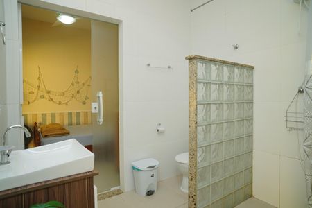 Casa de condomínio para alugar com 360m², 5 quartos e 1 vaga Casa de condomínio para alugar com 360m², 5 quartos e 1 vagaBanheiro dos quartos externos