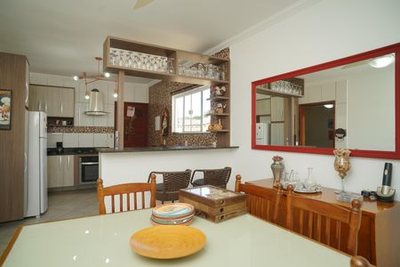 Casa de condomínio para alugar com 360m², 5 quartos e 1 vaga Casa de condomínio para alugar com 360m², 5 quartos e 1 vagaSala de Jantar