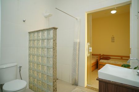 Casa de condomínio para alugar com 360m², 5 quartos e 1 vaga Casa de condomínio para alugar com 360m², 5 quartos e 1 vagaBanheiro dos quartos externos
