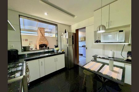 Apartamento à venda com 180m², 4 quartos e 3 vagas Apartamento à venda com 180m², 4 quartos e 3 vagasCozinha