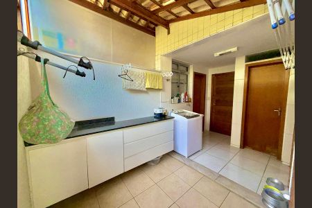 Apartamento à venda com 180m², 4 quartos e 3 vagas Apartamento à venda com 180m², 4 quartos e 3 vagasÁrea de serviço