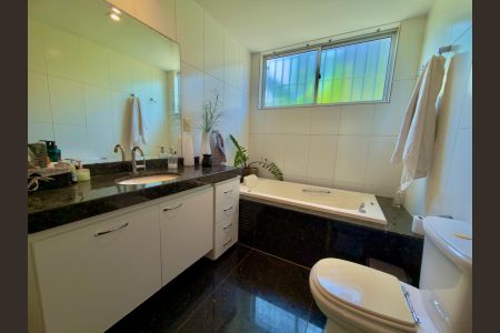 Apartamento à venda com 180m², 4 quartos e 3 vagas Apartamento à venda com 180m², 4 quartos e 3 vagasBanheiro