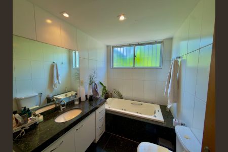 Banheiro de apartamento à venda com 4 quartos, 180m² em Pampulha, Belo Horizonte