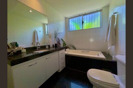 Apartamento à venda com 180m², 4 quartos e 3 vagas Apartamento à venda com 180m², 4 quartos e 3 vagasBanheiro