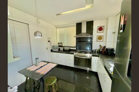 Cozinha de apartamento à venda com 4 quartos, 180m² em Pampulha, Belo Horizonte