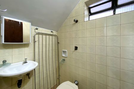 Banheiro de serviço de casa para alugar com 3 quartos, 213m² em Alto Barroca, Belo Horizonte