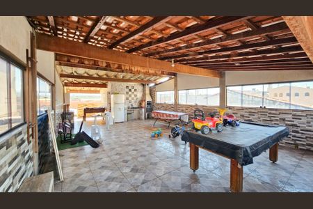 Casa à venda com 332m², 4 quartos e 2 vagas Casa à venda com 332m², 4 quartos e 2 vagasQuintal