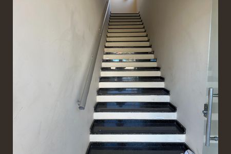 Studio para alugar com 33m², 1 quarto e sem vaga Studio para alugar com 33m², 1 quarto e sem vagaEscada