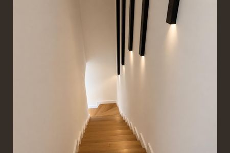 Escada de casa de condomínio para alugar com 3 quartos, 155m² em Alphaville, Santana de Parnaíba