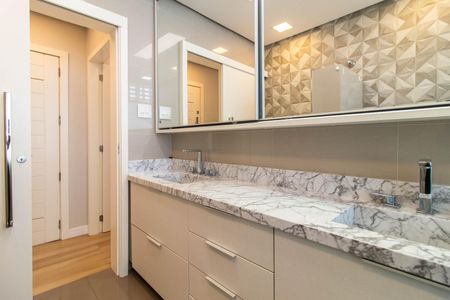 Banheiro Social de apartamento à venda com 2 quartos, 68m² em Centro Histórico, Porto Alegre