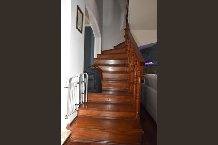 Casa à venda com 323m², 3 quartos e 2 vagas Casa à venda com 323m², 3 quartos e 2 vagasescada de acesso aos quartos