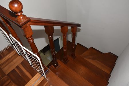 Casa à venda com 323m², 3 quartos e 2 vagas Casa à venda com 323m², 3 quartos e 2 vagasEscada