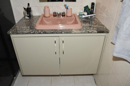 Casa à venda com 323m², 3 quartos e 2 vagas Casa à venda com 323m², 3 quartos e 2 vagasBanheiro Social