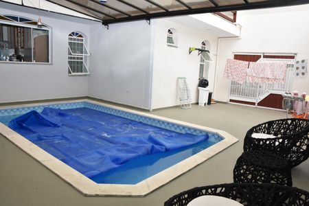 Casa à venda com 323m², 3 quartos e 2 vagas Casa à venda com 323m², 3 quartos e 2 vagasPiscina