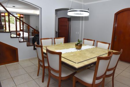 Casa à venda com 323m², 3 quartos e 2 vagas Casa à venda com 323m², 3 quartos e 2 vagasSala de Jantar