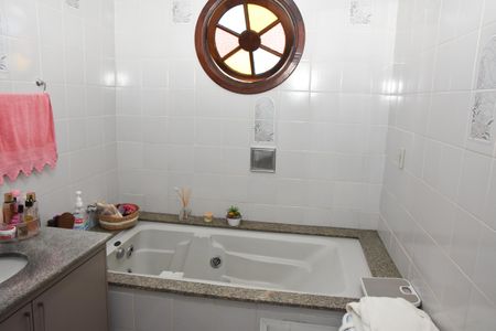Casa à venda com 323m², 3 quartos e 2 vagas Casa à venda com 323m², 3 quartos e 2 vagasBanheiro da Suíte - banheira