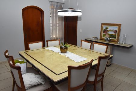 Casa à venda com 323m², 3 quartos e 2 vagas Casa à venda com 323m², 3 quartos e 2 vagasSala de Jantar