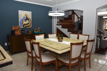 Casa à venda com 323m², 3 quartos e 2 vagas Casa à venda com 323m², 3 quartos e 2 vagasSala de Jantar