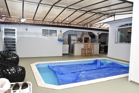 Casa à venda com 323m², 3 quartos e 2 vagas Casa à venda com 323m², 3 quartos e 2 vagasPiscina