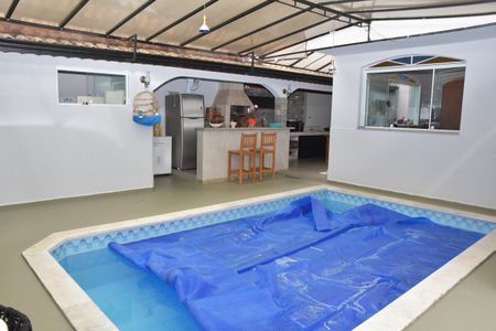 Casa à venda com 323m², 3 quartos e 2 vagas Casa à venda com 323m², 3 quartos e 2 vagasPiscina