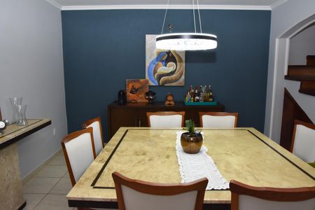 Casa à venda com 323m², 3 quartos e 2 vagas Casa à venda com 323m², 3 quartos e 2 vagasSala de Jantar