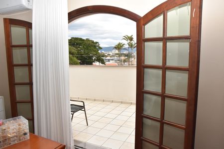 Casa à venda com 323m², 3 quartos e 2 vagas Casa à venda com 323m², 3 quartos e 2 vagasquarto 2 com varanda