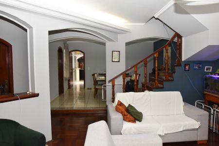Casa à venda com 323m², 3 quartos e 2 vagas Casa à venda com 323m², 3 quartos e 2 vagasSala vista da escada e sala de jantar