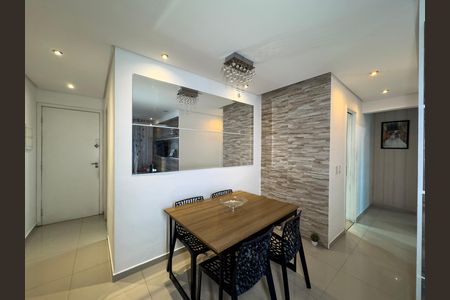 Sala de estar com mesa e cadeiras, com uma parede de tijolos e uma porta de vidro. de apartamento à venda com 3 quartos, 59m² em Vila Bela, São Paulo