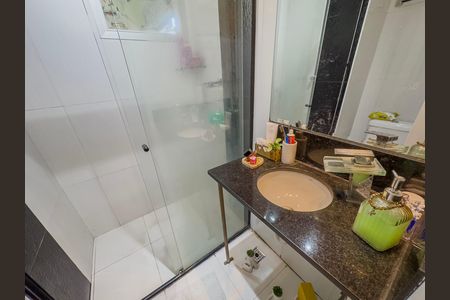 Banheiro com pia e chuveiro, com uma janela pequena e iluminação boa. de apartamento à venda com 3 quartos, 59m² em Vila Bela, São Paulo