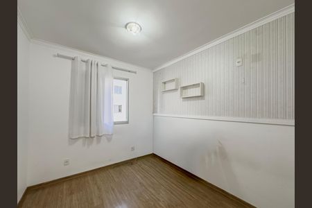 Quarto com paredes brancas, piso de madeira e cortinas brancas, com uma janela e uma luz no teto. de apartamento à venda com 3 quartos, 59m² em Vila Bela, São Paulo