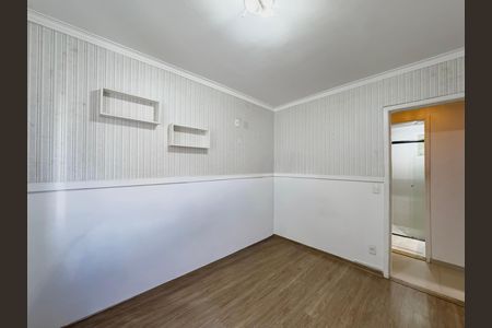 Sala com paredes brancas e teto branco, com duas prateleiras na parede e piso de madeira. de apartamento à venda com 3 quartos, 59m² em Vila Bela, São Paulo