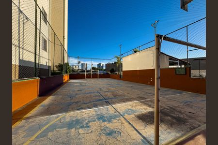 Quadra de futsal com redes e piso de concreto, com vista para a cidade. de apartamento à venda com 3 quartos, 59m² em Vila Bela, São Paulo