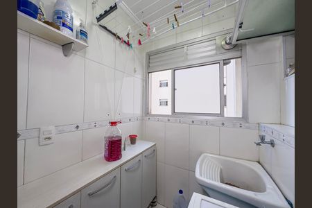 Banheiro com piso de porcelanato, vaso sanitário e lavatório em porcelanato, janela pequena, iluminação boa, nenhuma decoração, qualidade 80, confiança 0.9 de apartamento à venda com 3 quartos, 59m² em Vila Bela, São Paulo