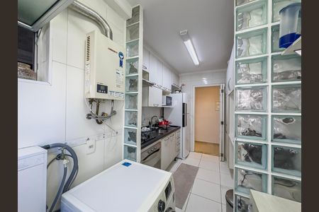 Cozinha com geladeira, fogão e micro-ondas, com iluminação boa e mobiliário simples. de apartamento à venda com 3 quartos, 59m² em Vila Bela, São Paulo