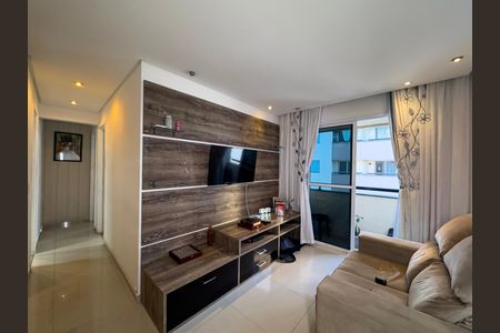 Sala de estar com TV e móveis de madeira, com vista para a cidade. de apartamento à venda com 3 quartos, 59m² em Vila Bela, São Paulo