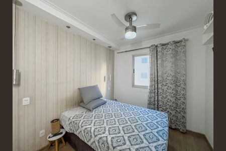 Quarto simples com cama de solteiro, paredes brancas e piso de madeira. de apartamento à venda com 3 quartos, 59m² em Vila Bela, São Paulo