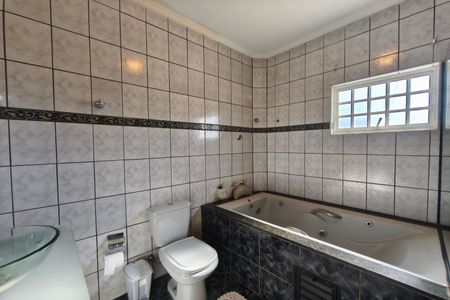 Banheiro Suíte de casa para alugar com 4 quartos, 249m² em Parque Residencial Vila União, Campinas