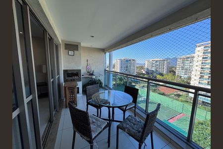 Apartamento para alugar com 206m², 4 quartos e 3 vagas Apartamento para alugar com 206m², 4 quartos e 3 vagasVaranda