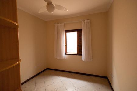 Casa de condomínio para alugar com 458m², 4 quartos e 4 vagas Casa de condomínio para alugar com 458m², 4 quartos e 4 vagasQuarto 2
