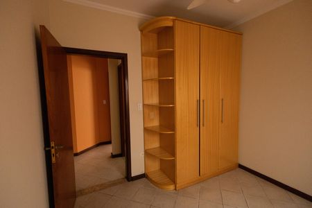 Casa de condomínio para alugar com 458m², 4 quartos e 4 vagas Casa de condomínio para alugar com 458m², 4 quartos e 4 vagasQuarto 2