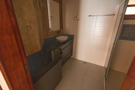 Casa de condomínio para alugar com 458m², 4 quartos e 4 vagas Casa de condomínio para alugar com 458m², 4 quartos e 4 vagasBanheiro 1