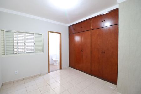 Casa para alugar com 125m², 3 quartos e 2 vagasSuite 