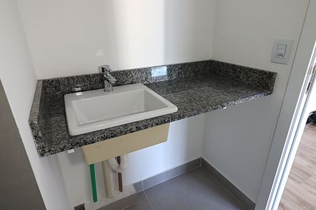 Banheiro de kitnet/studio à venda com 1 quarto, 29m² em Jardim do Salso, Porto Alegre