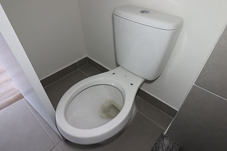 Banheiro de kitnet/studio à venda com 1 quarto, 29m² em Jardim do Salso, Porto Alegre