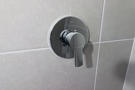Banheiro de kitnet/studio à venda com 1 quarto, 29m² em Jardim do Salso, Porto Alegre