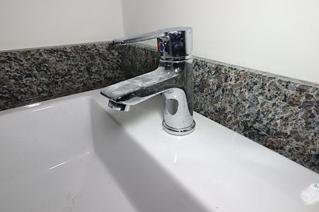 Banheiro de kitnet/studio à venda com 1 quarto, 29m² em Jardim do Salso, Porto Alegre