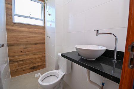 Banheiro de apartamento à venda com 2 quartos, 47m² em Praia, Contagem